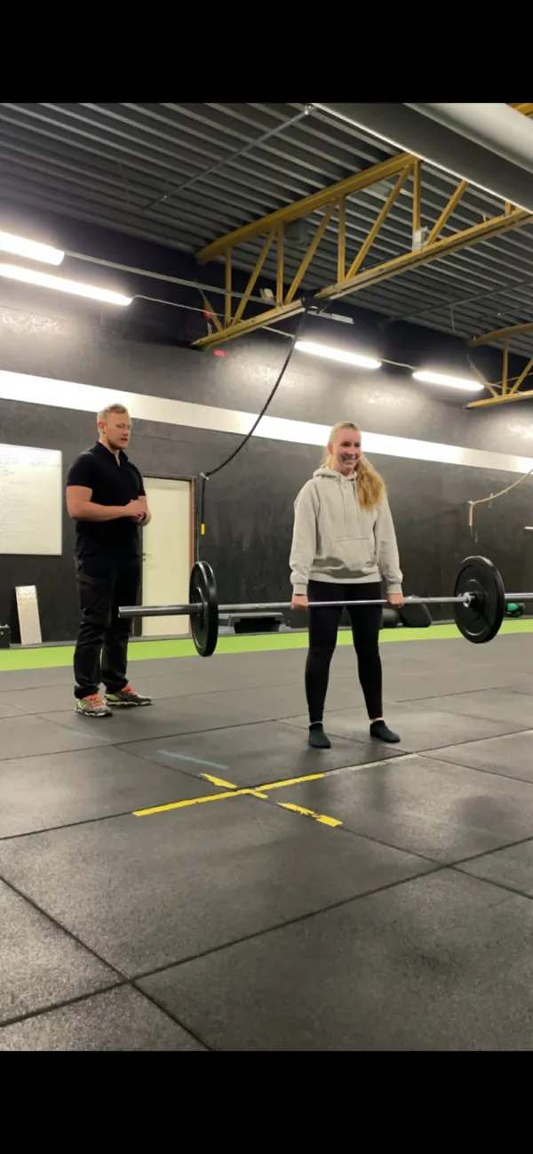 Rasmus coachar ett marklyft på Delux